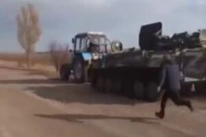 ウクライナの農民がトラクターでロシアの装甲車を盗む?投稿された動画が話題に