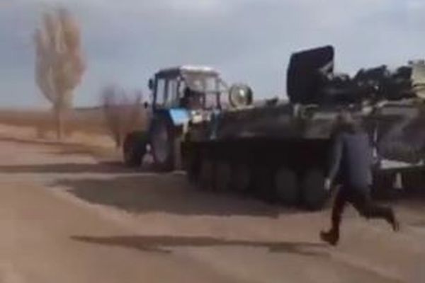 ウクライナの農民がトラクターでロシアの装甲車を盗む？投稿された動画が話題に