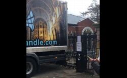 アイルランドで大型トラックが、ロシア大使館のゲートを破壊