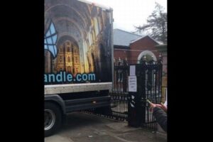 アイルランドで大型トラックが、ロシア大使館のゲートを破壊