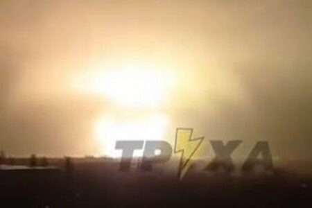ウクライナ上空で大規模爆発、閃光が夜空を照らす映像が複数投稿される