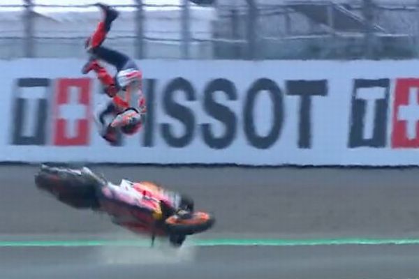 インドネシアでの「MotoGP」で壮絶なクラッシュ、選手が宙を舞う【動画】
