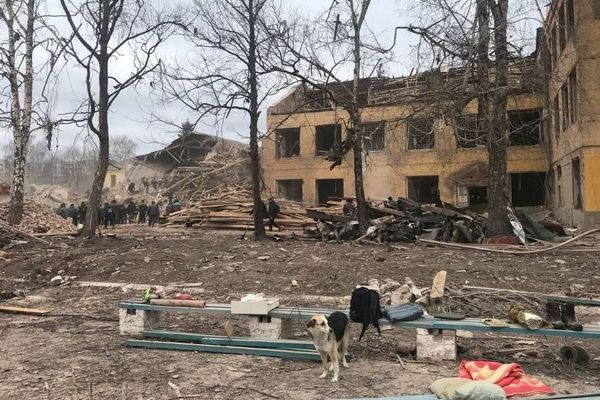 ウクライナ北東部の町で、ロシア軍の攻撃により500人以上の海外留学生が窮地に
