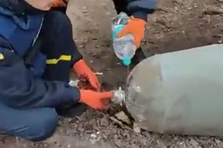 ウクライナ軍の爆発物処理班、水をかけながら手で爆弾の信管を取り除く【動画】