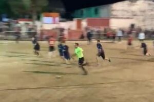 【アルゼンチン】試合に負けたサッカー選手らが怒り、審判を追い回す