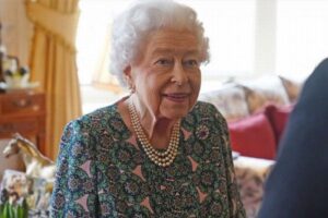 エリザベス女王、体力が落ち込み、二度と愛犬の散歩ができない可能性