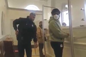 『ブラックパンサー』の監督、銀行から預金を引き出そうとし、強盗容疑で逮捕される