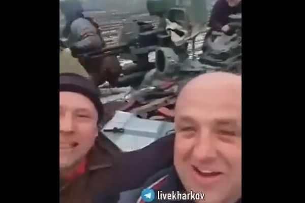 獲ったどー！ウクライナ兵士がロシア軍の戦車「T-80」を奪い、乗り回す【動画】