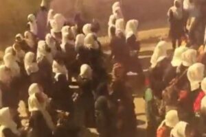 アフガニスタンで少女たちが学校の再開を求めデモ行進