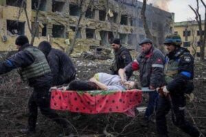 マリウポリでの爆撃を逃れた妊婦、帝王切開で出産後、赤ちゃんと共に死亡