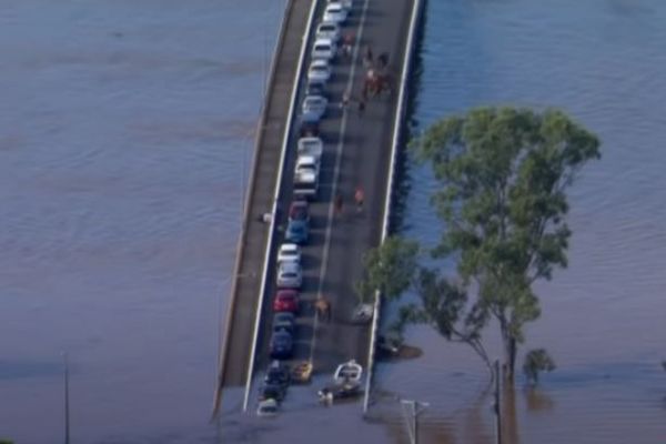 オーストラリアで大規模な洪水が発生、橋の上に車や人、動物も取り残される
