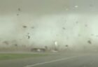 米で強烈な竜巻が発生、ピックアップトラックも横転する動画が凄まじい