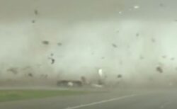 米で強烈な竜巻が発生、ピックアップトラックも横転する動画が凄まじい