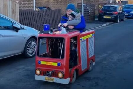 イギリス人の父親が子供のために作ったミニ消防車が、機能満載