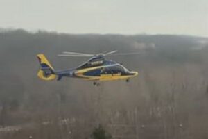 ヘリコプターの回転翼がとまったまま浮上？不思議な動画を撮影