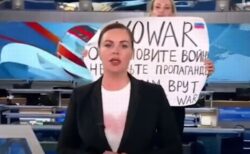 ロシア国営放送の女性職員が、ニュースの放送中に戦争反対のプラカードを掲げる