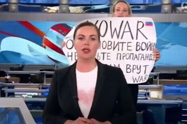 ロシア国営放送の女性職員が、ニュースの放送中に戦争反対のプラカードを掲げる