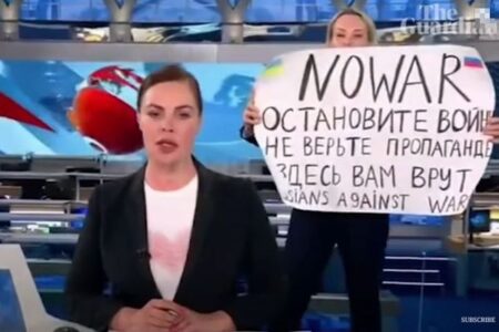 ロシア国営放送で反戦を訴えた女性、14時間以上も尋問を受け、その後釈放