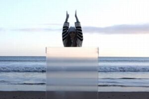 まるで透明マント！背景はそのままで人間を消せる透明シールドが面白い