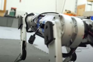 素早い動きで駆け抜ける4足歩行のロボット、さまざまな地形も踏破可能