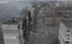 被害の大きさを物語るウクライナの空撮映像、ロシア軍が住宅を徹底的に破壊