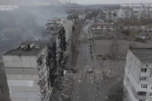 被害の大きさを物語るウクライナの空撮映像、ロシア軍が住宅を徹底的に破壊