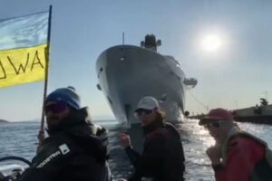 ウクライナの子供らが、「オリガルヒ」のスーパーヨットに抗議行動【トルコ】