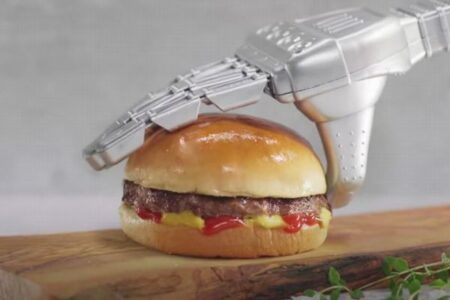 AIを搭載しハンバーガーを調理する、自律型自販機「ロボバーガー」が登場