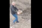 ウクライナの男性、タバコを吸いながら、地雷を除去