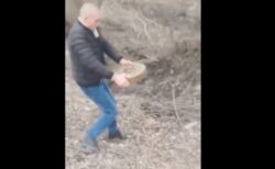 ウクライナの男性、タバコを吸いながら、地雷を除去