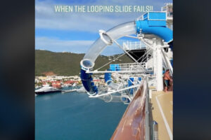 クルーズ船から海に突き出た透明ウォータースライダー、中で女性が止まってしまう