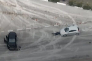 両手を上げた民間人をロシア兵が射殺、キエフ付近のドローン映像