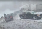 雪で前方が見えず車が次々突っ込み、結局60台もの事故に【映像】