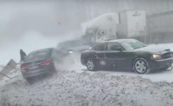 雪で前方が見えず車が次々突っ込み、結局60台もの事故に【映像】