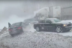 雪で前見えず車が次々突っ込み、結局60台もの事故に【映像】