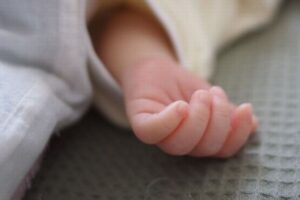 【パキスタン】男の子が欲しかった父親、生後7日の女児を銃で射殺