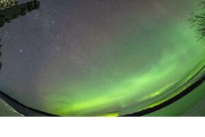 【動画】まるでSF映画！トーテムポールとオーロラの競演が幻想的