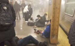 NYの地下鉄で銃撃事件が発生、車内が煙に包まれ、ホームには血を流し負傷した人も