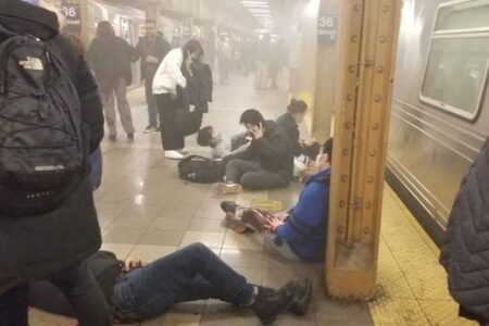 NYの地下鉄で銃撃事件が発生、車内が煙に包まれ、ホームには血を流し負傷した人も