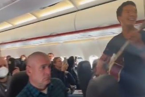 機内でギターを弾きながら歌う宗教団体、他の乗客にとっては迷惑？