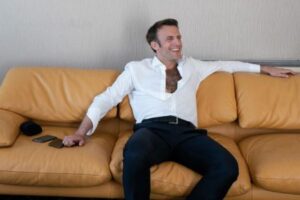 仏・マクロン大統領、胸毛がかなり濃いことが判明