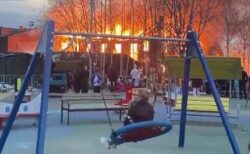 目の前で火災が起きているにも関わらず、女性が子供とブランコで遊ぶ【ロシア】