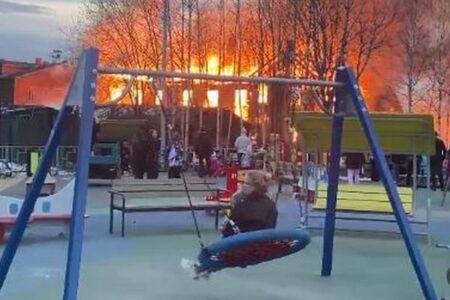 目の前で火災が起きているにも関わらず、女性が子供とブランコで遊ぶ【ロシア】