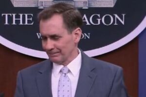 米国防総省のカービー報道官、ウクライナの犠牲者を思い、言葉を詰まらせる