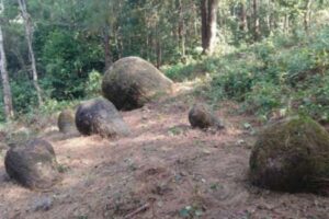 インドで古代の巨大な壺を複数発見、何の目的で作ったのかは謎のまま