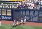 【メジャーリーグ】ヤンキース・ファンが相手チームの外野手にゴミを投げつける