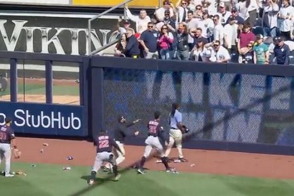 【メジャーリーグ】ヤンキース・ファンが相手チームの外野手にゴミを投げつける