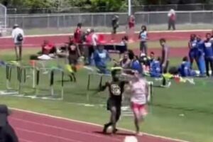 アメリカの高校陸上大会で、レース中に選手が殴られる事件が発生