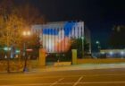 在米ロシア大使館にウクライナの国旗を投影、ロシア側も白い光で対抗