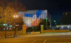 在米ロシア大使館にウクライナの国旗を投影、ロシア側も白い光で対抗